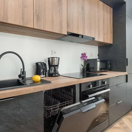 Stylish With Air Condtioning By Renters Prestige