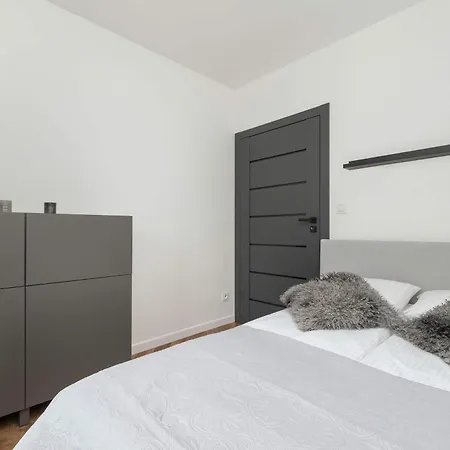 Stylish With Air Condtioning By Renters Prestige Apartment
