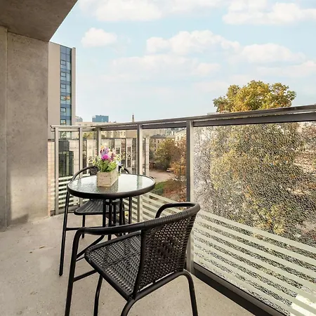 Stylish With Air Condtioning By Renters Prestige *