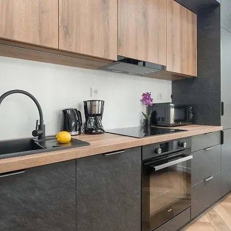 Apartment Stylish With Air Condtioning By Renters Prestige