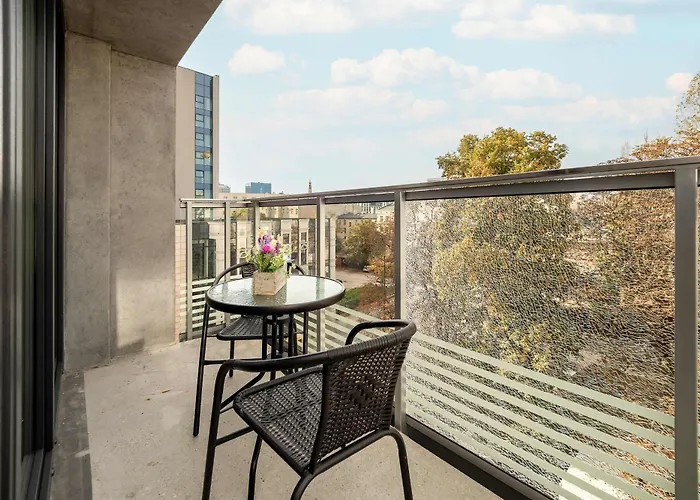 Stylish With Air Condtioning By Renters Prestige *